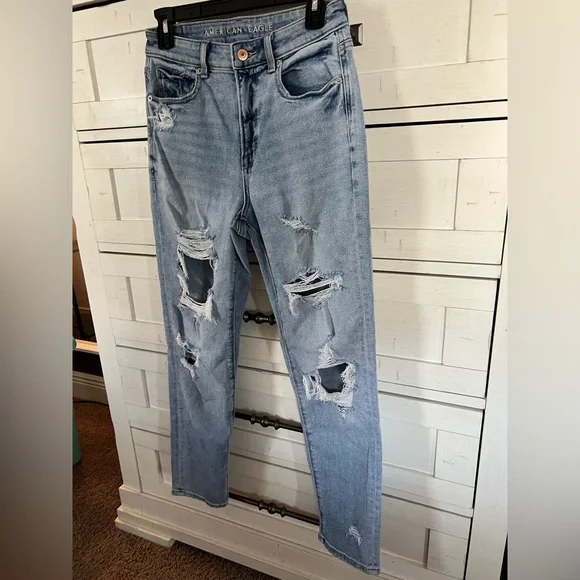 AE Mom jeans! Super cute on! - Picture 4 of 8